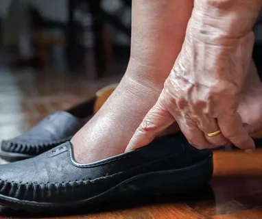 shoes for seniors with swollen feet, best shoes for senior citizens, shoes for senior citizens